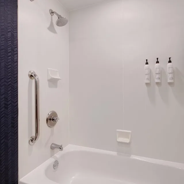 غرفة بسرير كوين بحوض استحمام لذوي الإعاقة، Fairfield Inn Amp Suites By Marriott Rochester West Greece 5/5