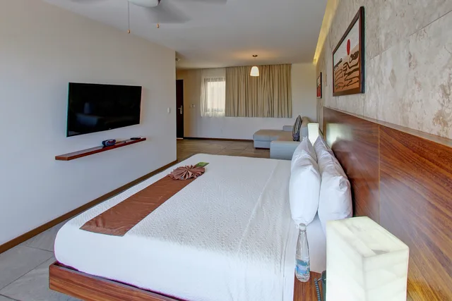 Deluxe, Suite, Balcony, Grand Fifty Suites 2/7