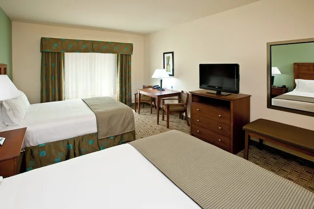 غرفة قياسية بسريرين كوين لذوي الإعاقة، Holiday Inn Express Hotel & Suites Ripley 2/5