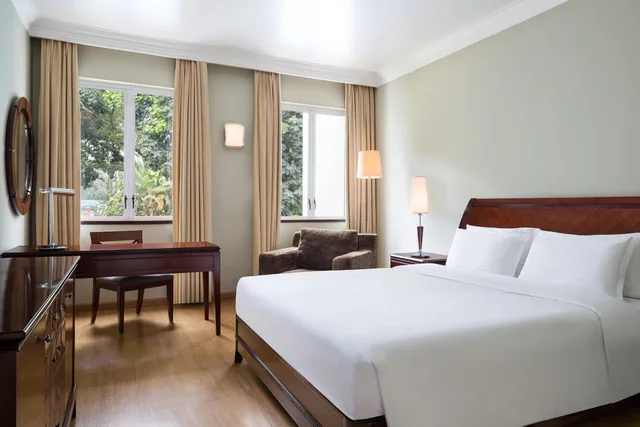 غرفة بريميوم ديلوكس بسرير كينج بإطلالة على المسبح بشرفة، Four Points By Sheraton Arusha The Arusha Hotel 1/5