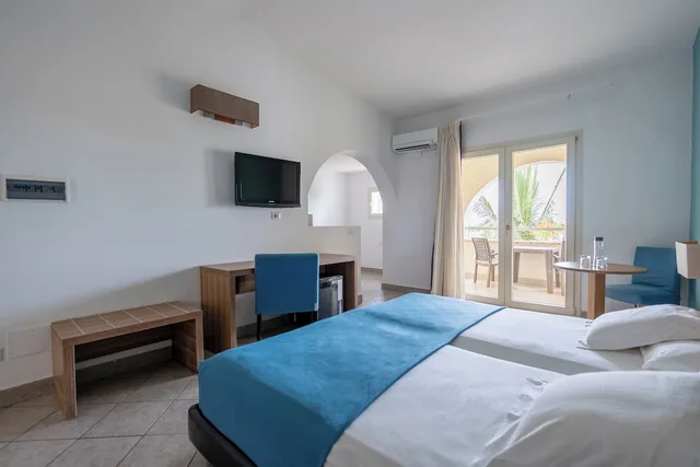 غرفة عائلية بسرير مزدوج بإطلالة على البحر مع أريكة، VOI Praia de Chaves Resort 1/3