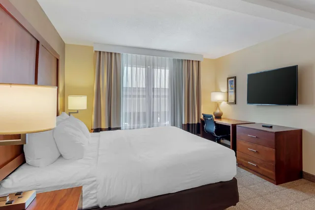 جناح، Comfort Inn & Suites Dover near Speedway 1/3
