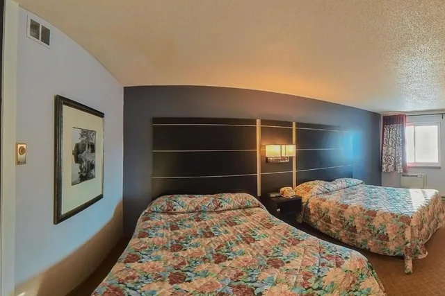 غرفة بسريرين كوين، Coratel Inn & Suites by Jasper Hastings 2/9