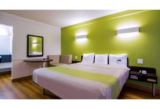 3 Full Beds - Non-Smoking، Motel6 Austin, TX - Midtown 1/9
