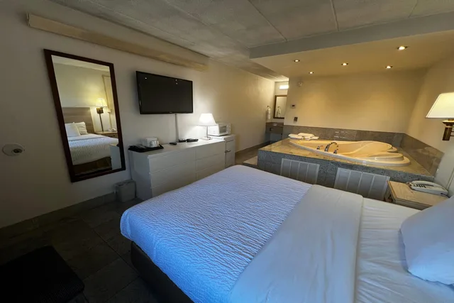 غرفة بسرير كوين، Travelodge by Wyndham Parsippany 1/3