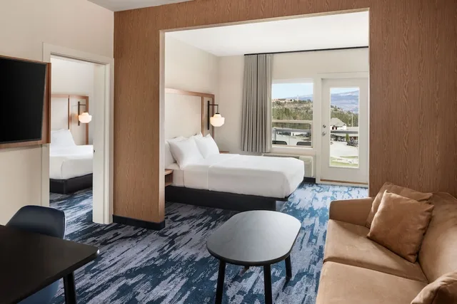 جناح بسرير كينج وسرير كوين بغرفة نوم واحدة مع أريكة، Fairfield Inn & Suites West Kelowna 5/5
