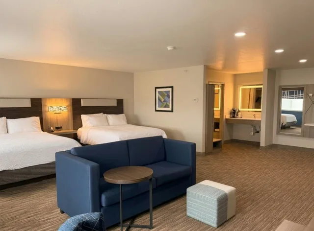 Suite, 2 Queen Beds, Holiday Inn Express Pendleton 1/5