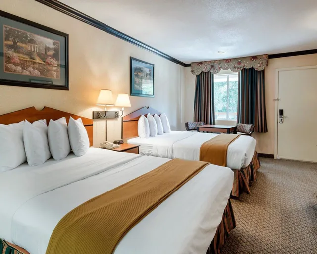 غرفة قياسية بسريرين كوين، Quality Inn Suites Lufkin 2/7
