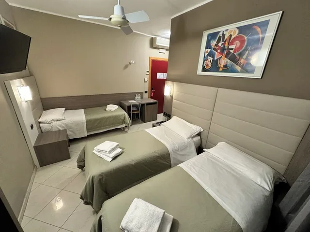 غرفة ثلاثية بسرير كوين وسرير فردي، Hotel Parma 8/10