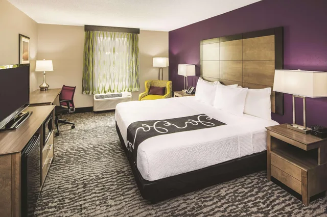 غرفة بسرير كينج بإطلالة على المدينة لذوي الإعاقة، La Quinta Inn And Suites by Wyndham Milledgeville 1/4
