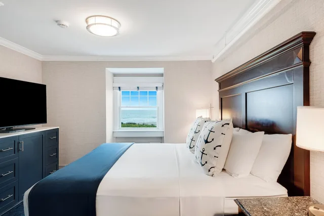 Room, King Bed, Beach View, Historic Wing، Newport Beach Hotel Suites 1/4