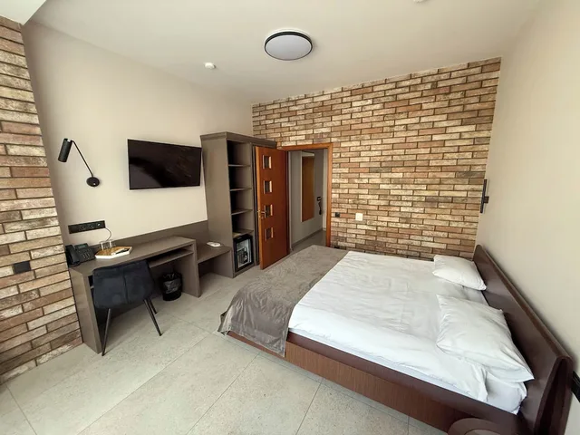 جناح جونيور بسرير كوين مع أريكة، Komilfo Hotel 1/5