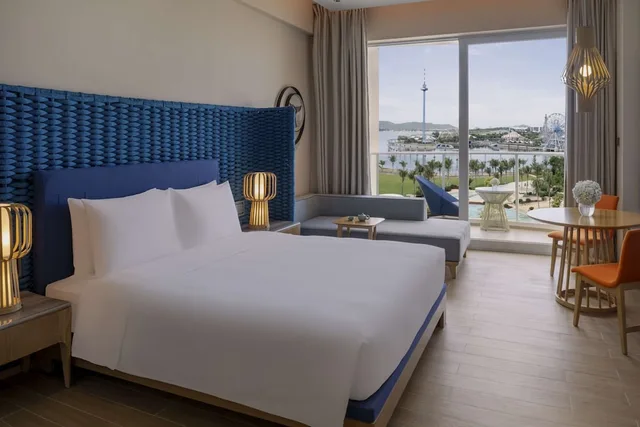 غرفة ديلوكس بسرير كينج بإطلالة على البحر، Hyatt Regency Hainan Ocean Paradise Resort 1/2