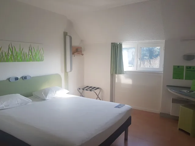 غرفة بسرير مزدوج وسرير فردي، Ibis budget Lorient Hennebont 2/6