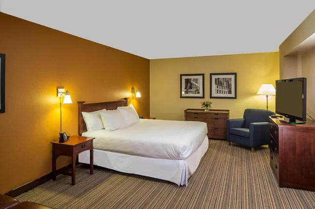 جناح بسرير كينج بغرفتين مع أريكة، Doubletree By Hilton Hotel Pittsburgh - Cranberry 2/8