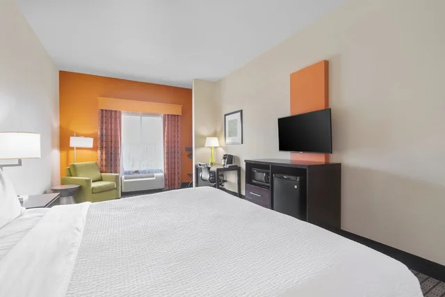 غرفة قياسية بسرير كينج لذوي الإعاقة، Holiday Inn Express & Suites Houston Nw - Tomball Area 2/8