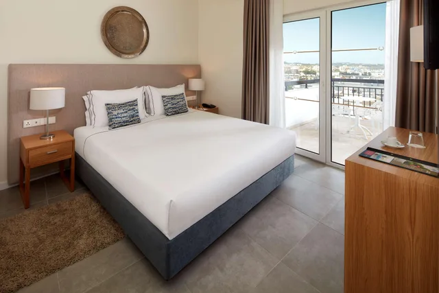 غرفة عائلية بإطلالة على المسبح، NH Lagos Algarve Resort 1/9
