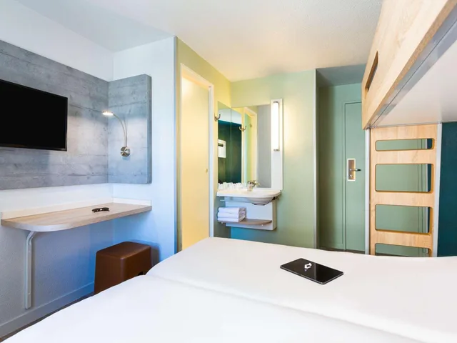 Room, Triple, Twin Beds, Bunk Bed, Ibis Budget Bordeaux Centre Gare Saint Jean 4/10
