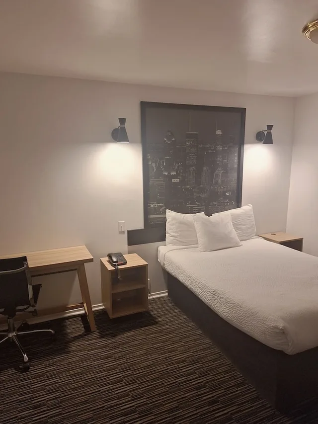 غرفة بسرير مزدوج، Super 8 by Wyndham Montreal 1/2