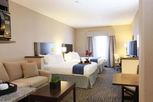 غرفة قياسية بسريرين كوين مع أريكة، Holiday Inn Express Fort St John 3/8