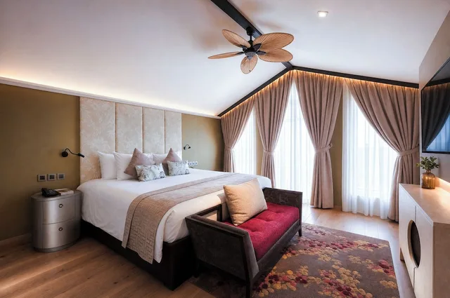 جناح سيغنتشر بسرير كينج وسريرين منفصلين بغرفتي نوم، HOTEL ROYAL HOI AN, The Legacy by the River 6/10