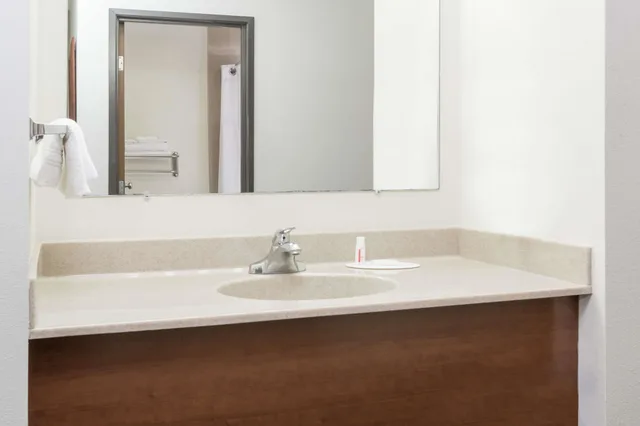 غرفة بسرير كينج لذوي الإعاقة، Days Inn by Wyndham Sidney NE 3/3