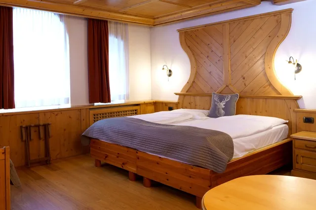 غرفة كلاسيكية بسريرين منفصلين، Schloss Hotel & Club Dolomiti 3/5