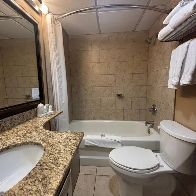 غرفة بسرير كينج وسريرين كوين، Super 8 by Wyndham Macleod Trail Calgary 7/9