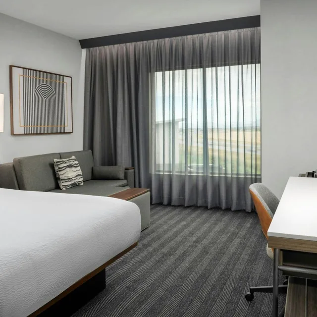 غرفة بسرير كينج مع أريكة، Courtyard by Marriott Bozeman 4/10