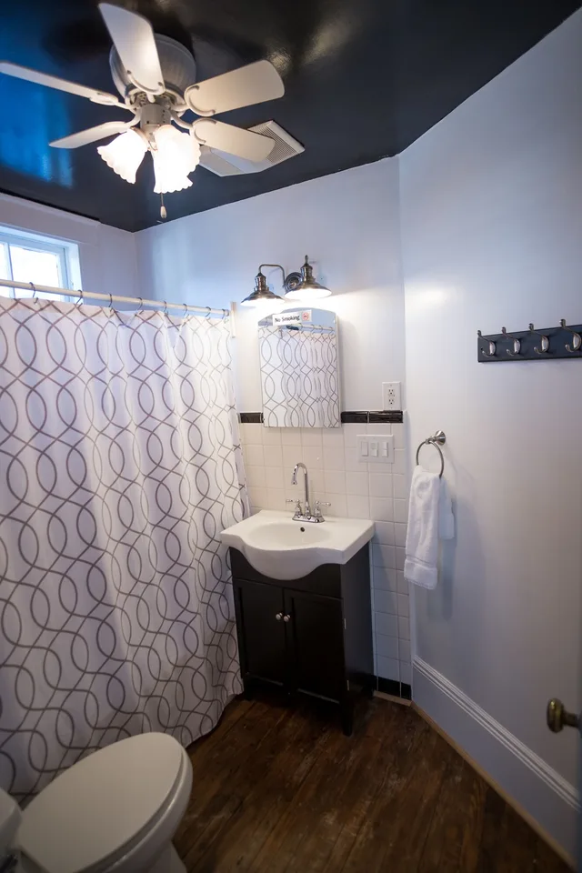 غرفة كلاسيكية بسرير كينج بحمام خاص، Swamp Rabbit Inn Travelers Rest 2/3