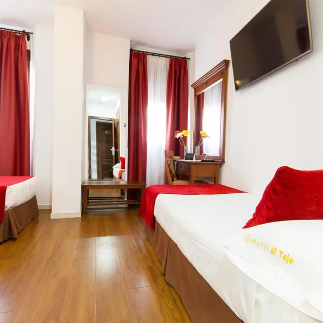 غرفة بسرير مزدوج مع سرير إضافي، Hotel El Tajo and Spa 1/10
