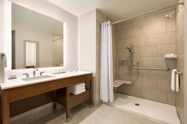 غرفة بريميوم بسرير كينج، Embassy Suites By Hilton Denton Convention Center 3/3