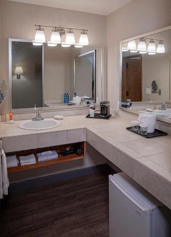 Room, 2 Queen Beds, Marina View, Bay Club Hotel & Marina 1/2