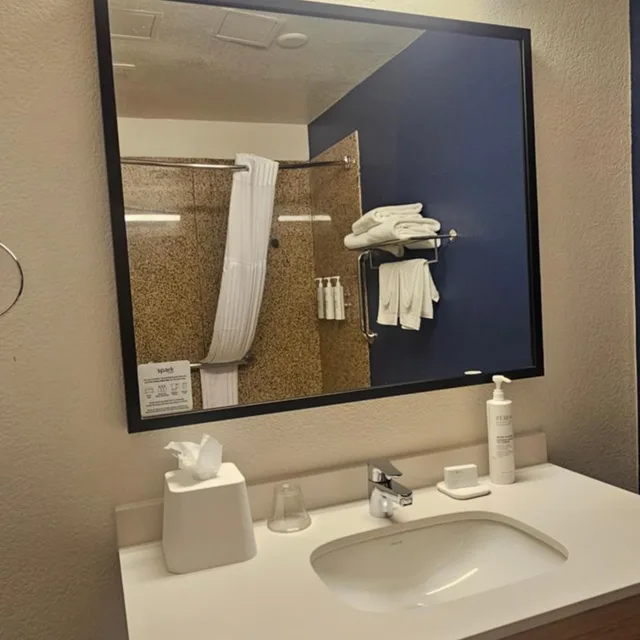 غرفة بسرير كوين بحوض استحمام لذوي الإعاقة، Spark by Hilton Tempe Phoenix Airport 8/10