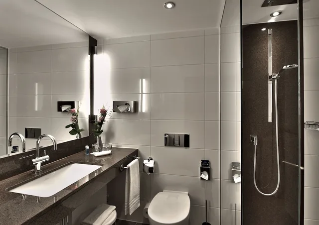 Suite, 4 Beds, Maritim Hotel Koln 2/3