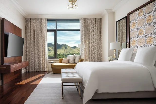 1 Bedroom, West Lake, Suite, King Bed, Corner, Four Seasons Hotel Westlake Village 1/7