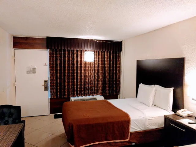 Room, Queen Bed, Red Carpet Inn Airport 1/1