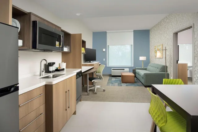 جناح بسرير كينج بغرفة نوم واحدة مع أريكة، Home2 Suites by Hilton St. Augustine I-95, FL 2/4