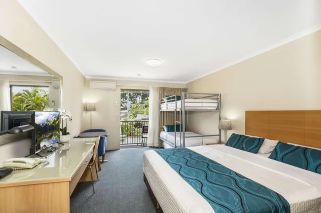 Suite, Multiple Beds, Living Area, Kitchenette، Best Western Airport 85 Motel 3/7
