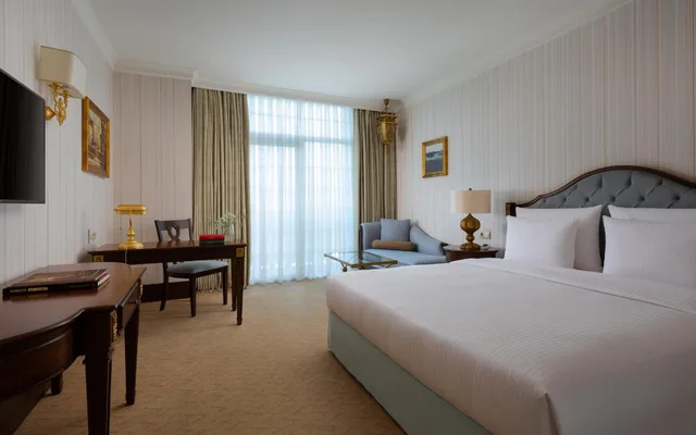 غرفة ديلوكس بسرير كينج بإطلالة على المدينة، Rixos Almaty Hotel 1/5