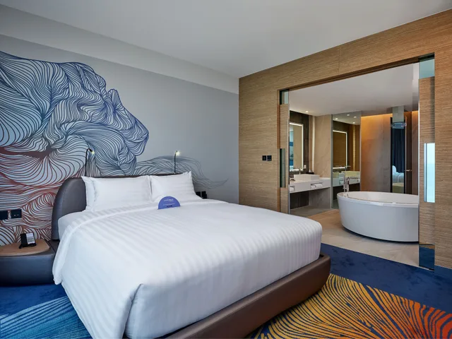 Marina Bay, Suite, King Bed, Sea View, Living Area, Balcony, Lounge Access، Novotel Marina Sriracha 1/10