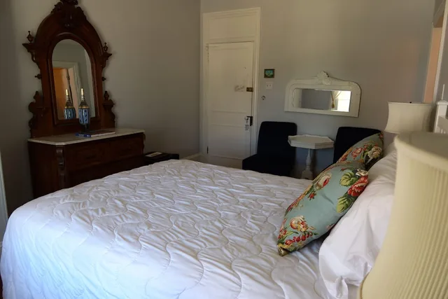 غرفة بريميوم بسرير كوين، The Chalfonte Hotel 1/4