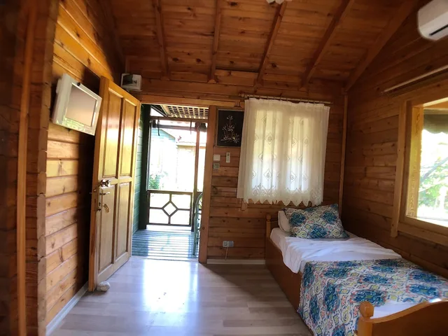 بنغل عائلي بسرير فردي وسرير كوين بشرفة مع أريكة، Turkuaz Bungalows 1/5