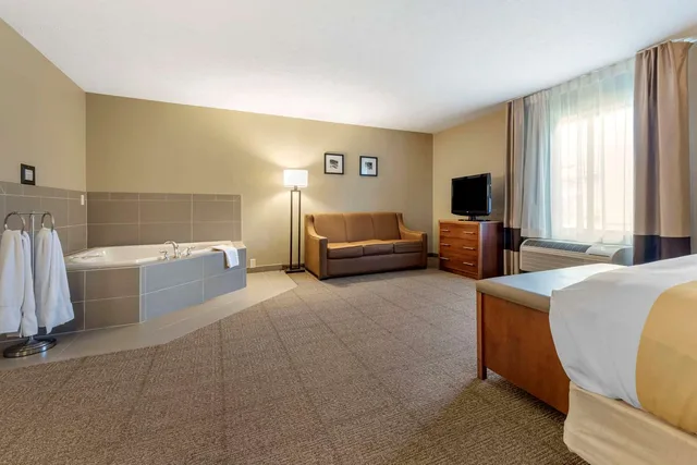 Upgrade, King Bed، Quality Inn Dover OH 2/4