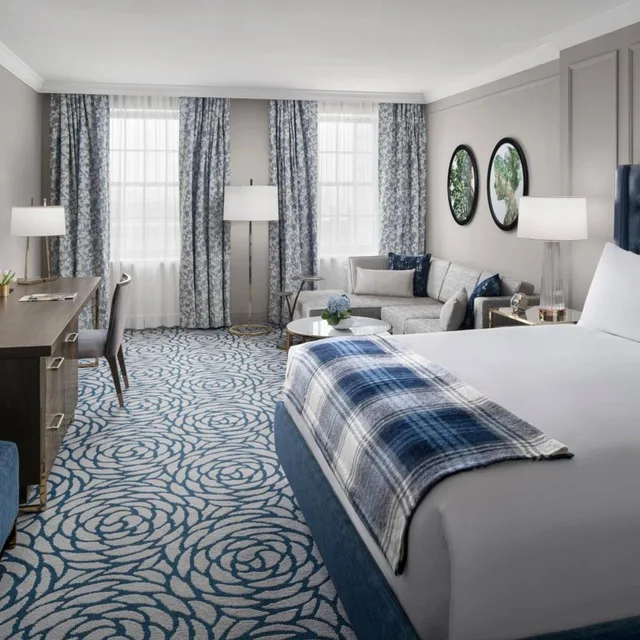 غرفة بسرير كينج بحوض استحمام، The Lytle Park Hotel, Autograph Collection 2/7