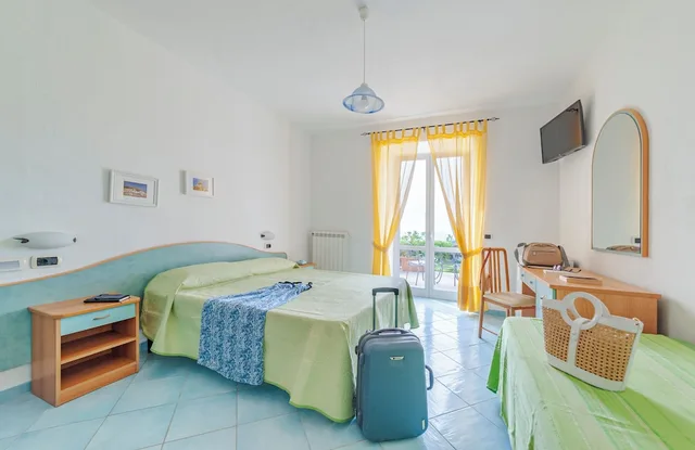 غرفة رباعية بسرير مزدوج وسرير بطابقين، HOTEL POGGIO DEL SOLE 2/4