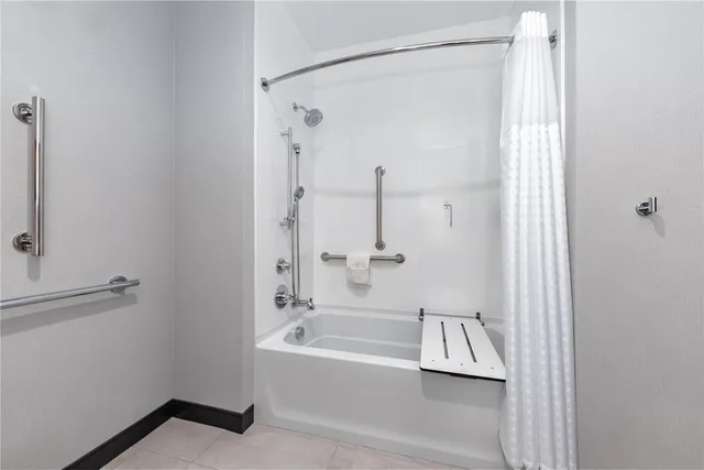 غرفة بسرير كينج بحوض استحمام لذوي الإعاقة، Hampton Inn & Suites Irving Hwy 183 4/4