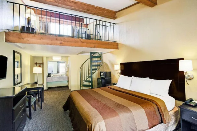 Loft, Suite, King and Queen Bed, Smoking، Days Inn & Suites By Wyndham Downtown Gatlinburg Parkway 1/9