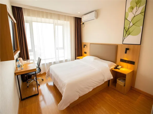 غرفة بسرير كوين، GreenTree Inn Qinzhou East Railway Station 1/1