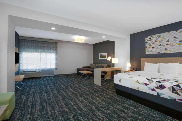 جناح استوديو ديلوكس بسرير كينج مع أريكة، La Quinta Inn & Suites by Wyndham Manassas, VA- Dulles Airport 1/3